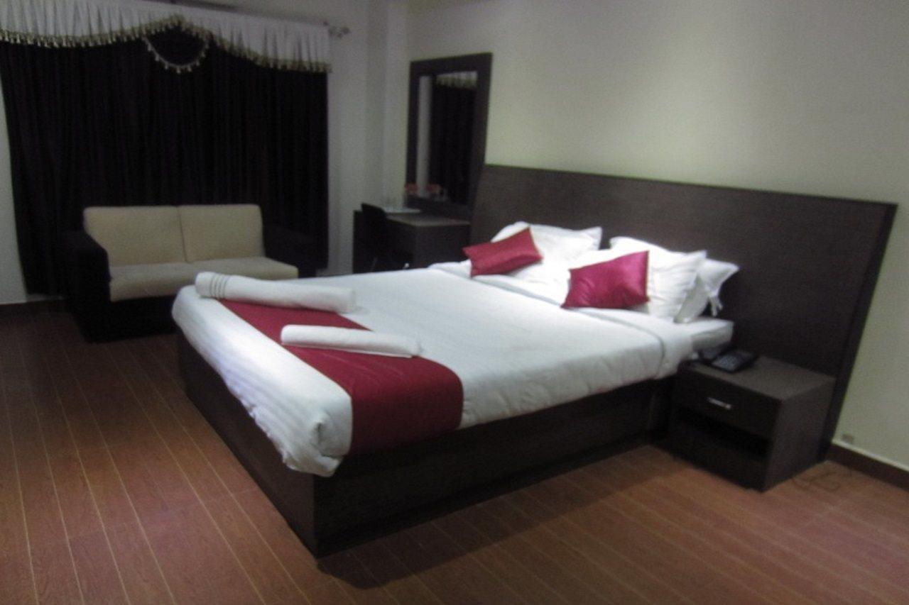 Hotel Mb International Májszúr Kültér fotó